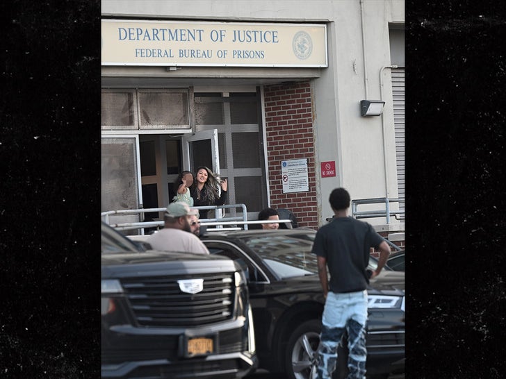 0813-Diddy-Family-Visits-Him-SUB-3