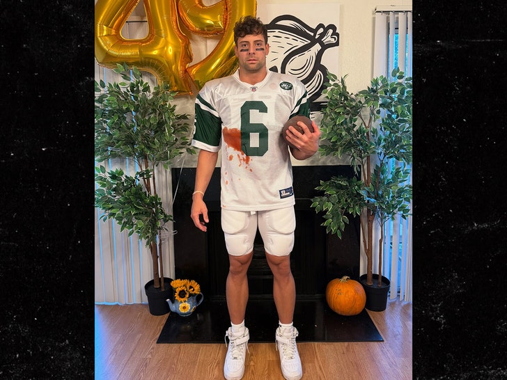 Benedict-Polizzi-mark-sanchez-costume-ig-1