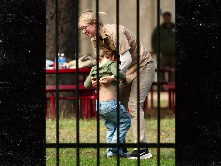 elizabeth holmes sub backgrid 3